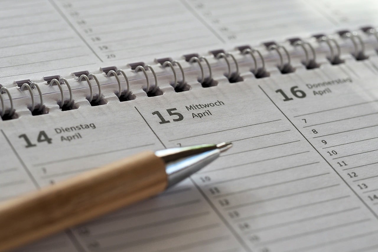 Agenda ouvert annoté au stylo représentant un calendrier éditorial de publication