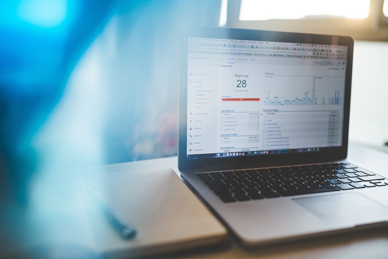 Courbes d'audience d'un site web affichées sur l'écran d'un ordinateur portable