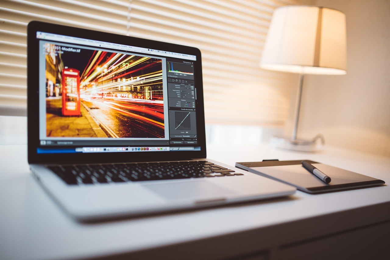 Logiciel de retouche photo ouvert sur un ordinateur portable