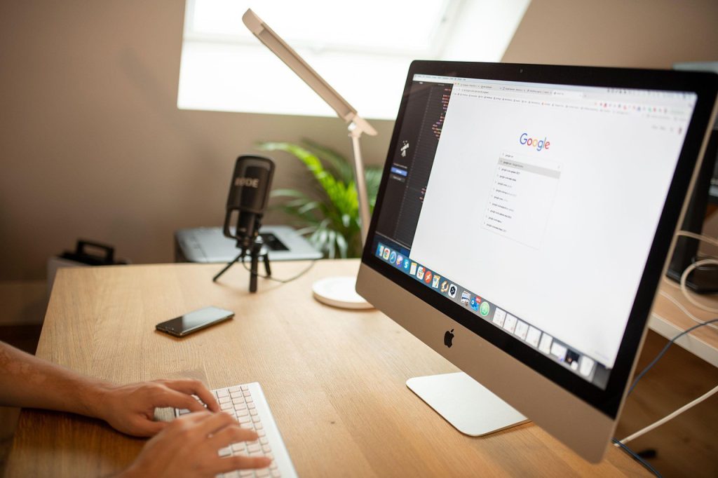 Poste de travail avec une recherche Google ouverte à l'écran
