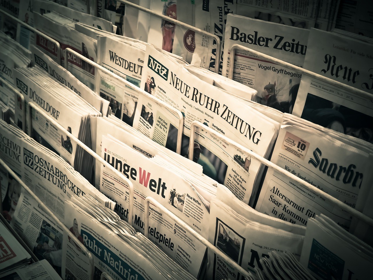 Journaux alignés dans un kiosque de presse, illustration des citations par la presse locale