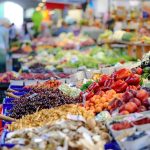 Étals colorés d'un marché de produits frais, illustrant le commerce de proximité