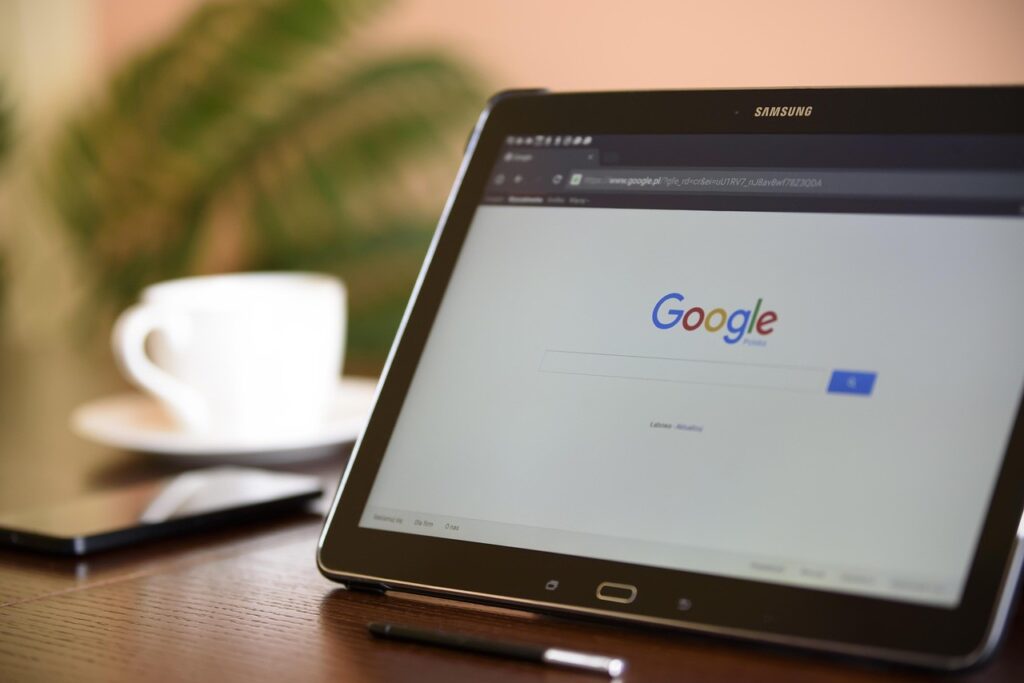 Tablette affichant la page d accueil de Google sur un bureau