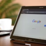 Tablette affichant la page d accueil de Google sur un bureau