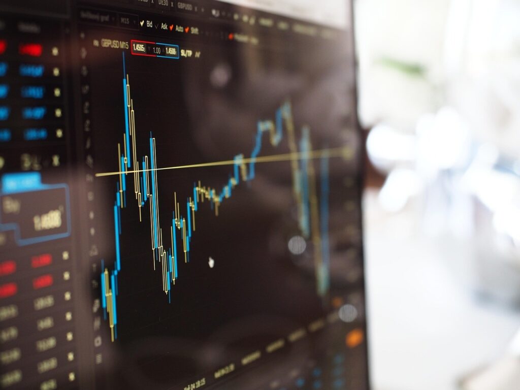 Graphique financier flou affichant une courbe en baisse sur un écran d'ordinateur