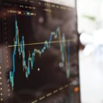 Graphique financier flou affichant une courbe en baisse sur un écran d'ordinateur
