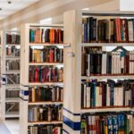 Rayonnages d'une bibliothèque organisés par allées, illustrant un contenu rangé et facile à parcourir