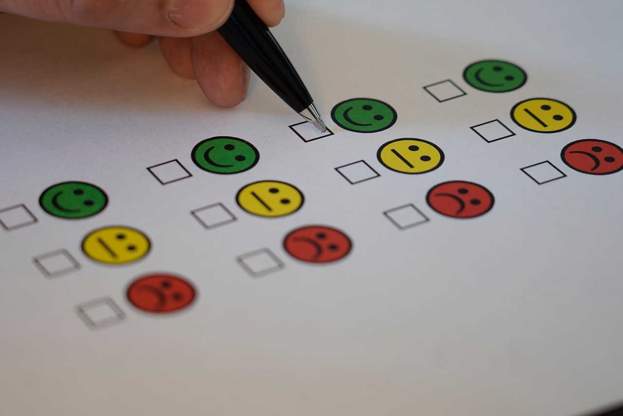 Formulaire de retour d'expérience avec des cases à cocher, symbole de la recherche des questions sans réponse satisfaisante