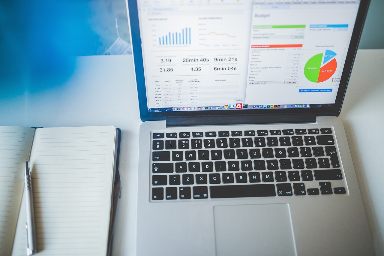 Ordinateur portable affichant un tableau de bord avec graphiques et chiffres, évoquant un audit de structure de site