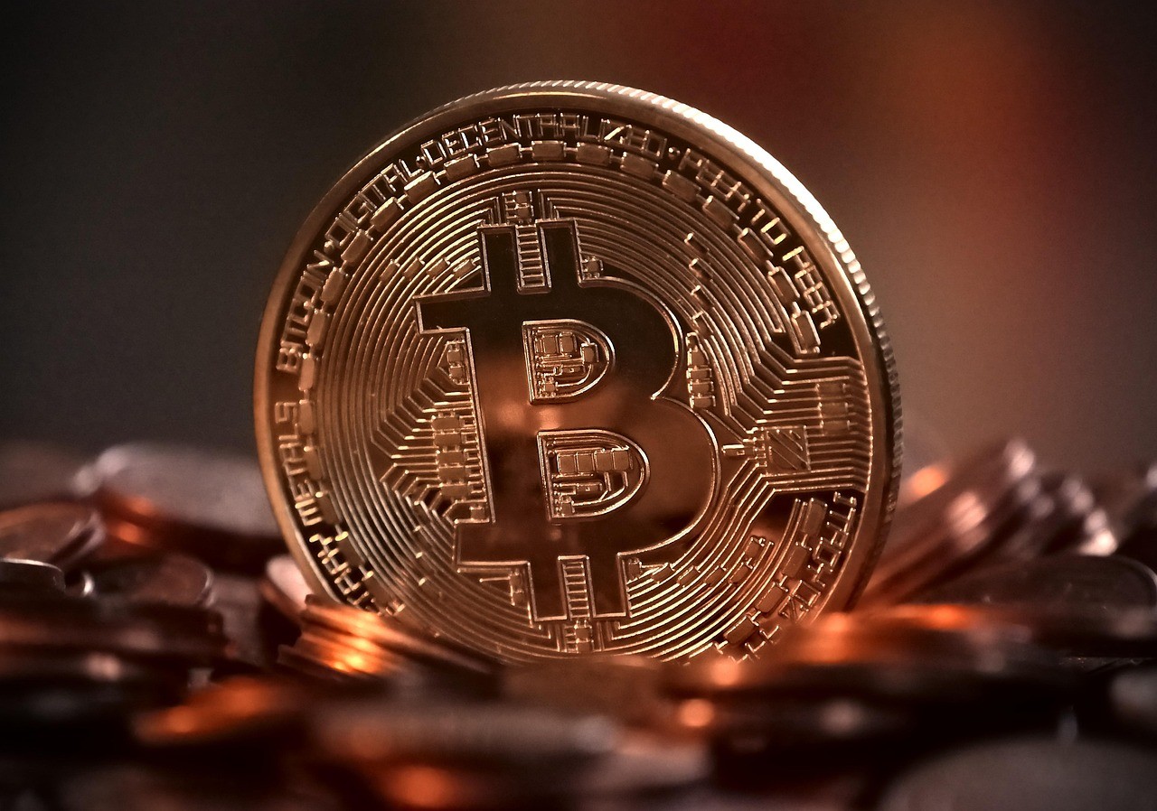 Pièce de cryptomonnaie représentant un paiement numérique, illustrant le règlement en USDC testé pour faire payer les crawlers IA
