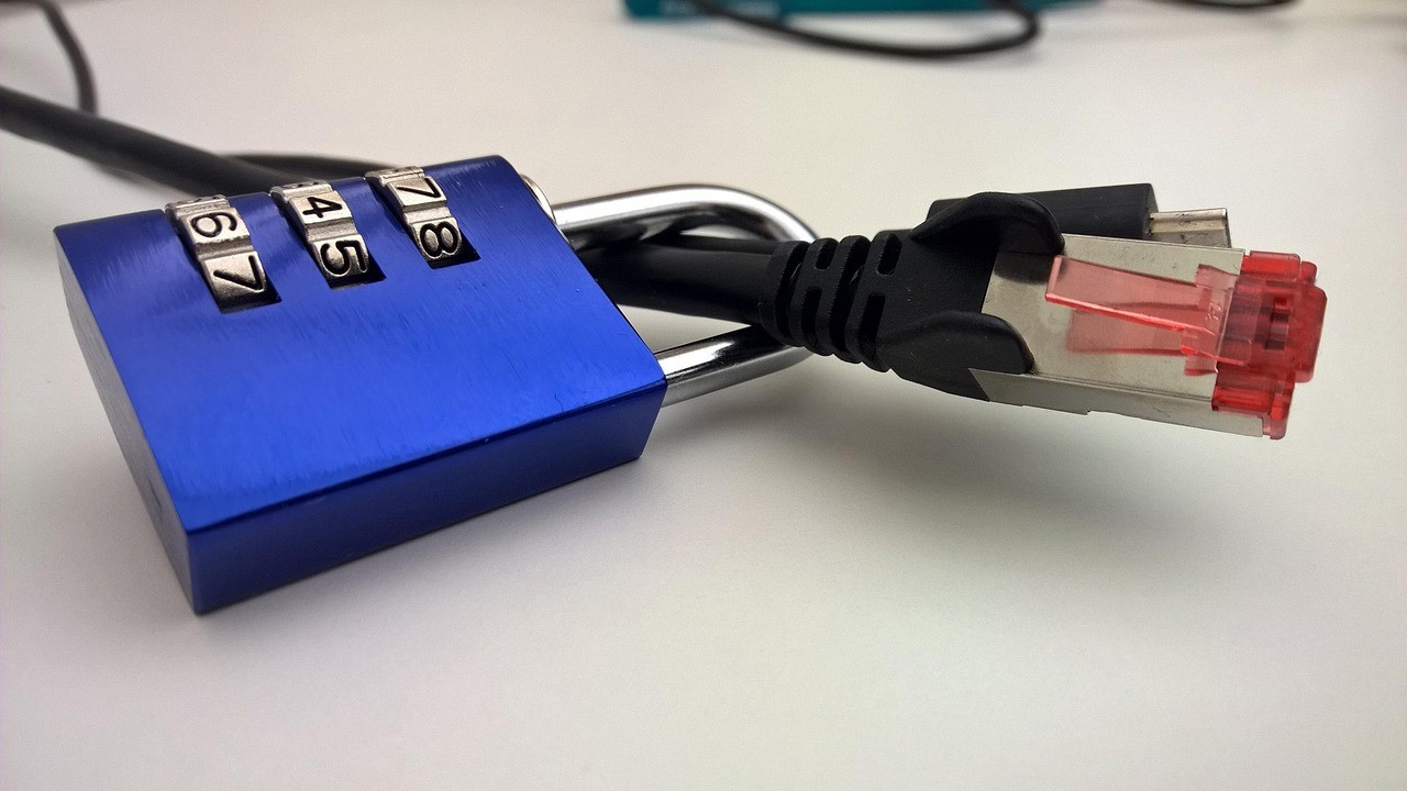Cadenas à combinaison posé sur un câble réseau, symbole du contrôle d'accès
