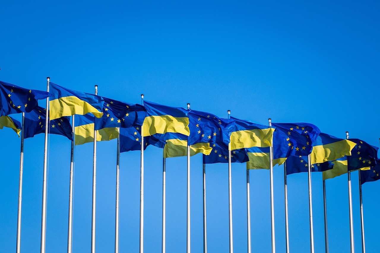Drapeaux de l'Union européenne devant un bâtiment institutionnel à Bruxelles