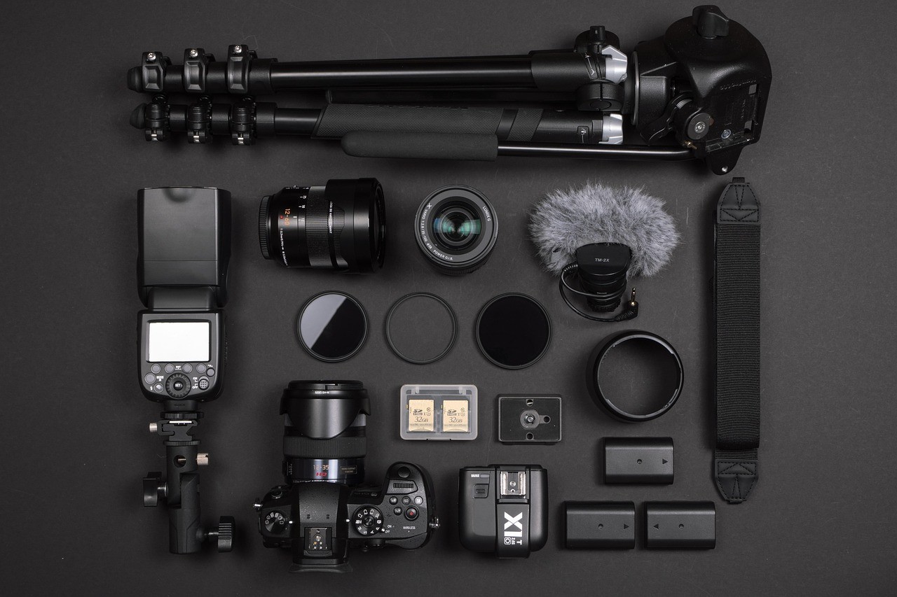 Du matériel de photographie professionnelle, boîtier, objectifs et accessoires, posé bien rangé sur une table