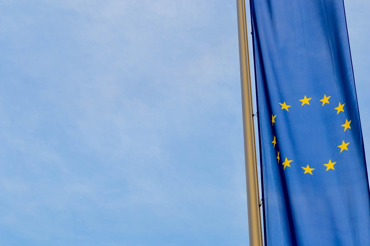 Drapeau de l'Union européenne flottant sous un ciel bleu
