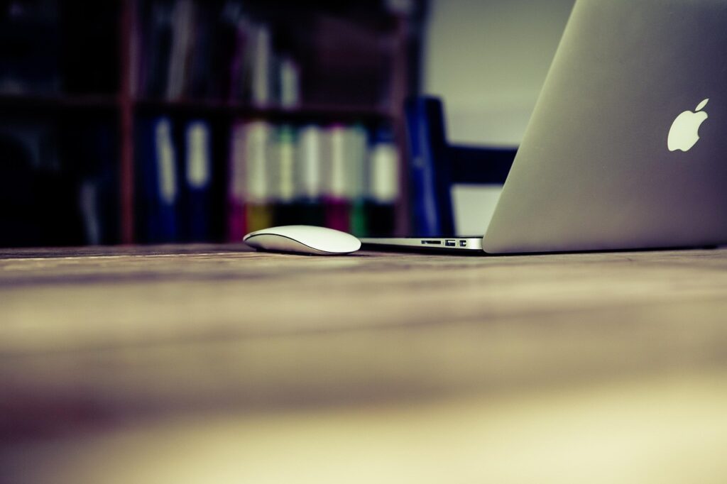Bureau avec ordinateur portable, souris et accessoires, ambiance travail de gestion de site web