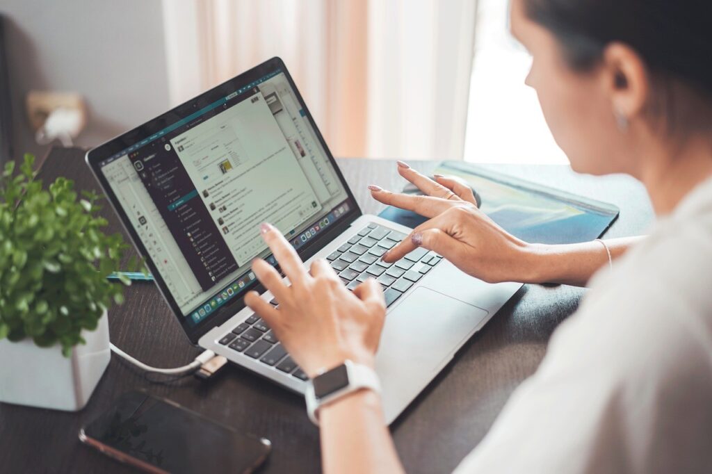 Femme gérant sa boutique en ligne sur un ordinateur portable dans un bureau lumineux