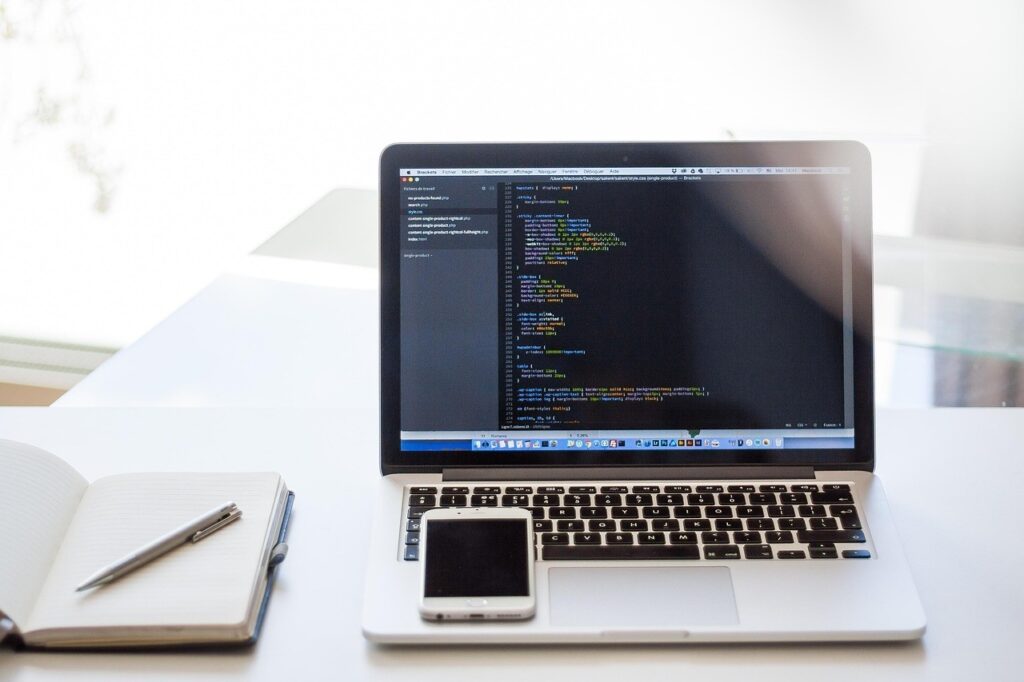 Écran d'ordinateur portable affichant du code dans un bureau, symbole des robots qui explorent le contenu web