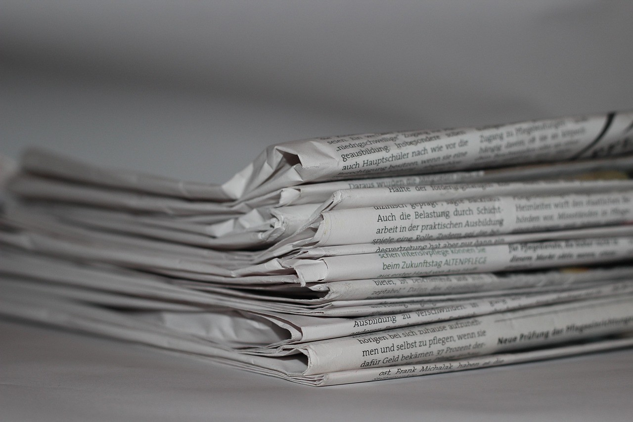 Pile de journaux et magazines, symbole de la réputation éditoriale qu'un grand média peut prêter à du contenu tiers