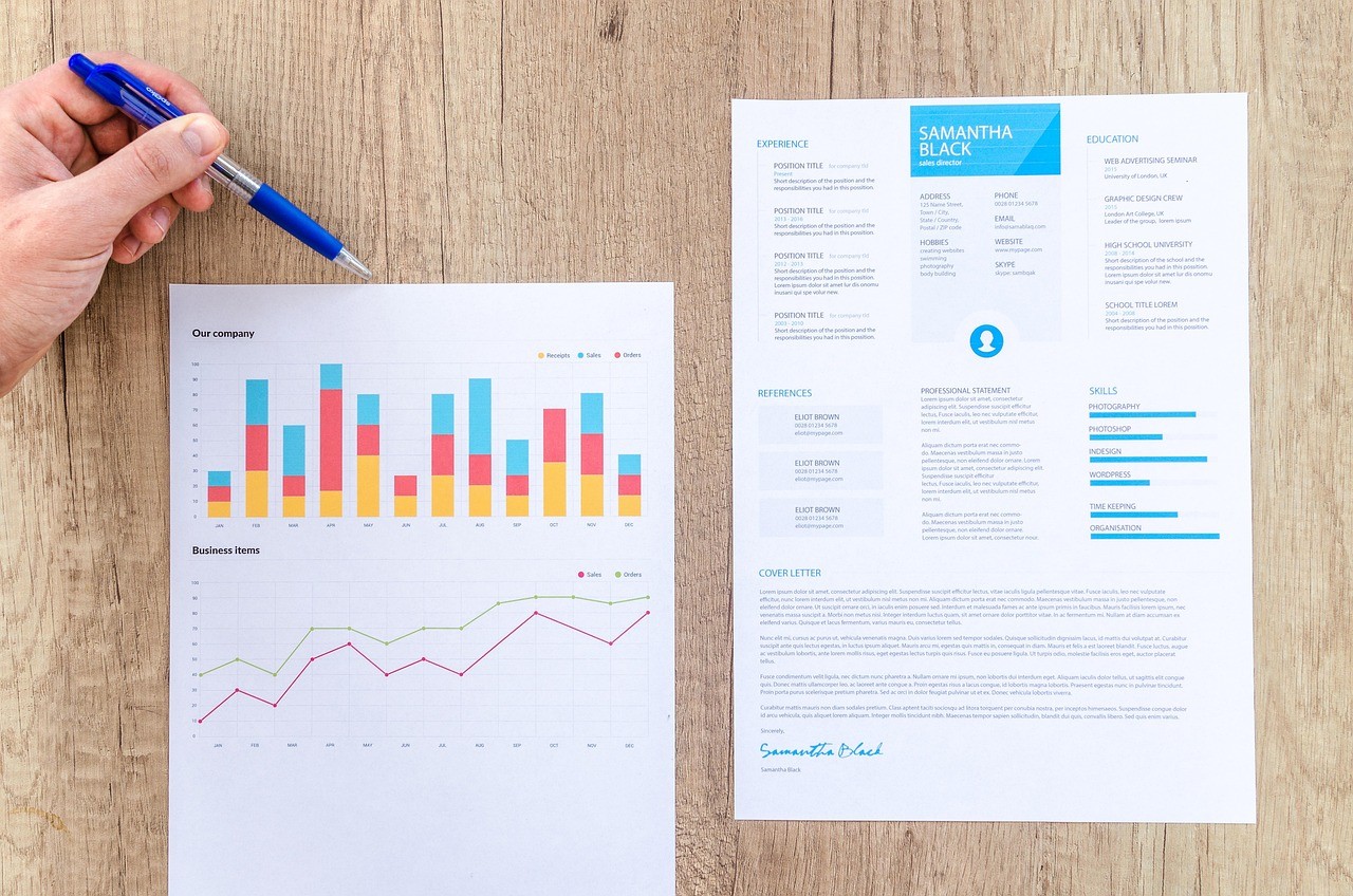 Analyse d'un rapport de données avec graphiques imprimés, stylo à la main