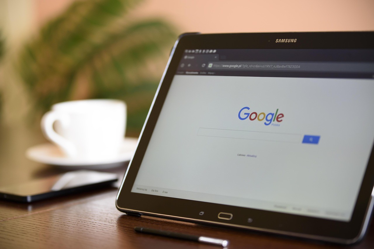 Recherche Google affichée sur une tablette posée sur un bureau