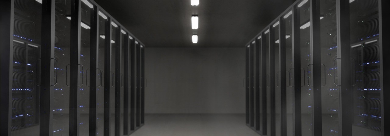 Rangées de serveurs dans une salle de données, symbole des traitements automatisés à l'échelle du web