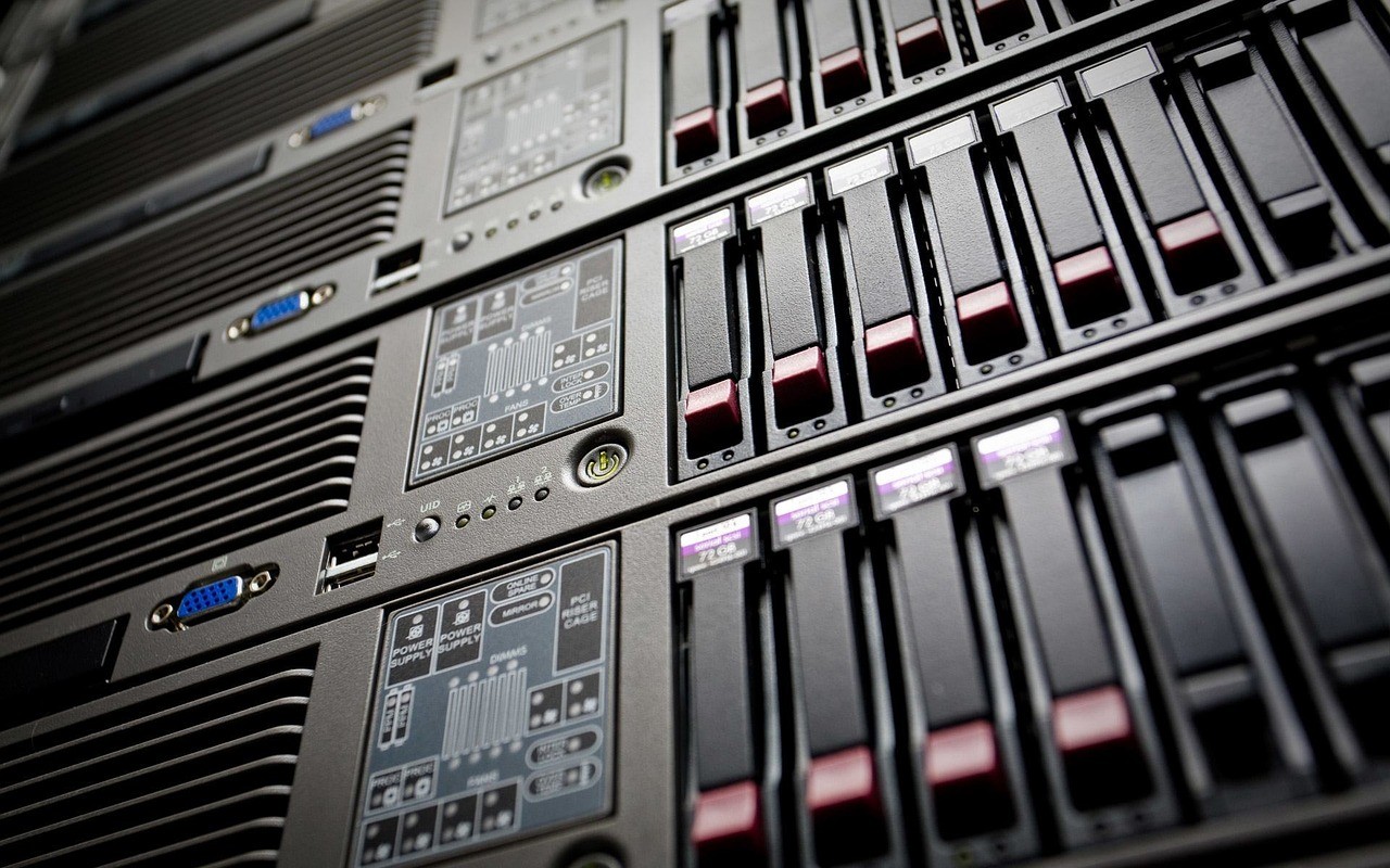 Baies de serveurs dans un data center, illustrant l'infrastructure de données