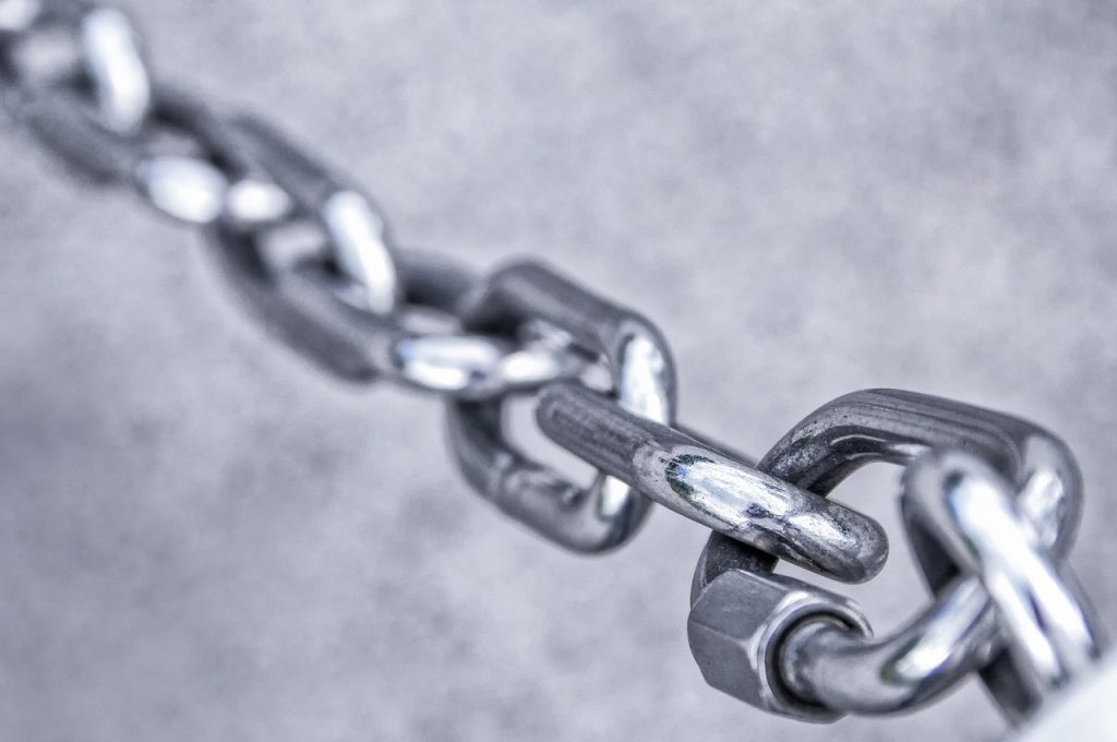 Chaîne de maillons métalliques, symbole des liens entre pages web