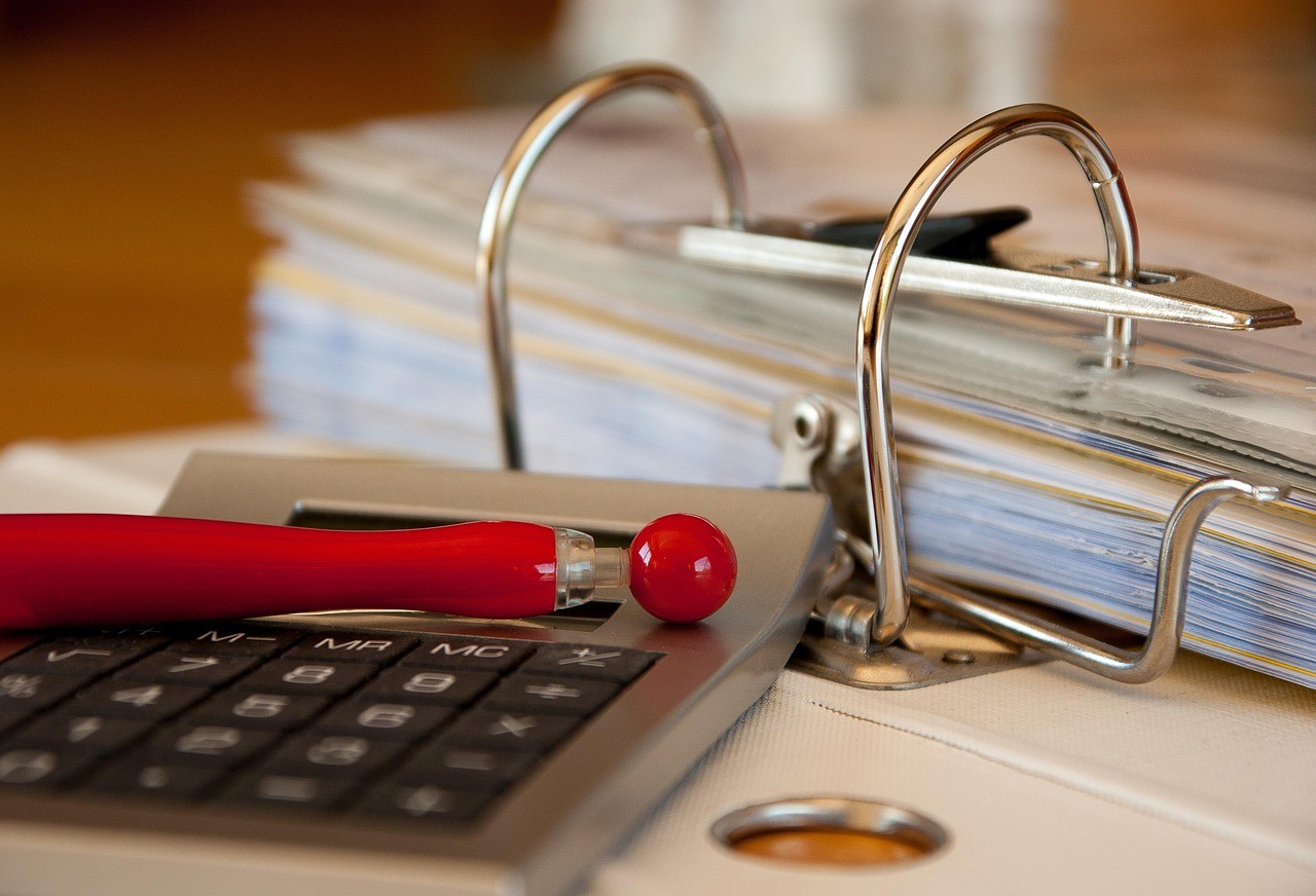 Classeur et dossiers d'archives dans un bureau