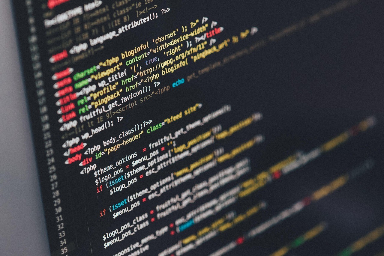 Écran d'ordinateur affichant du code HTML, là où se pose la balise canonical