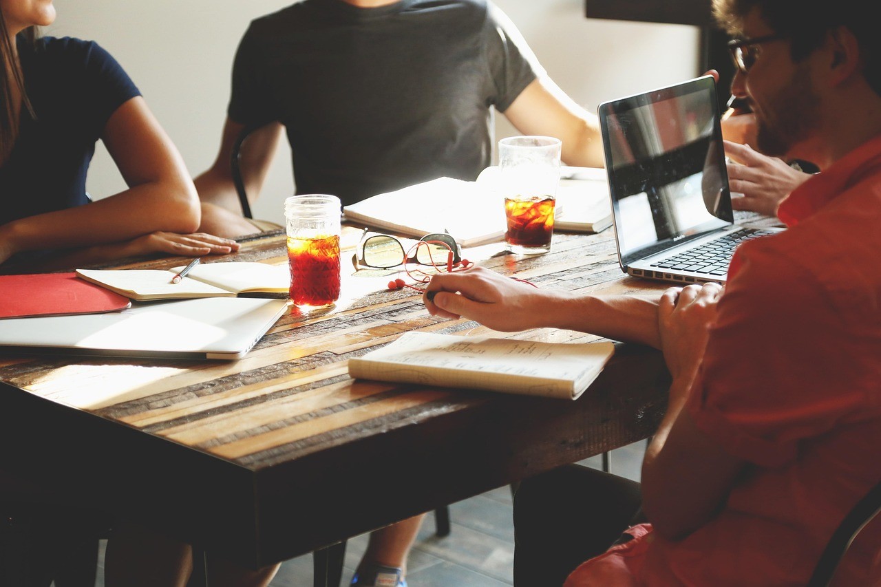 Une équipe discute autour d'une table de sa stratégie de contenu et de suivi