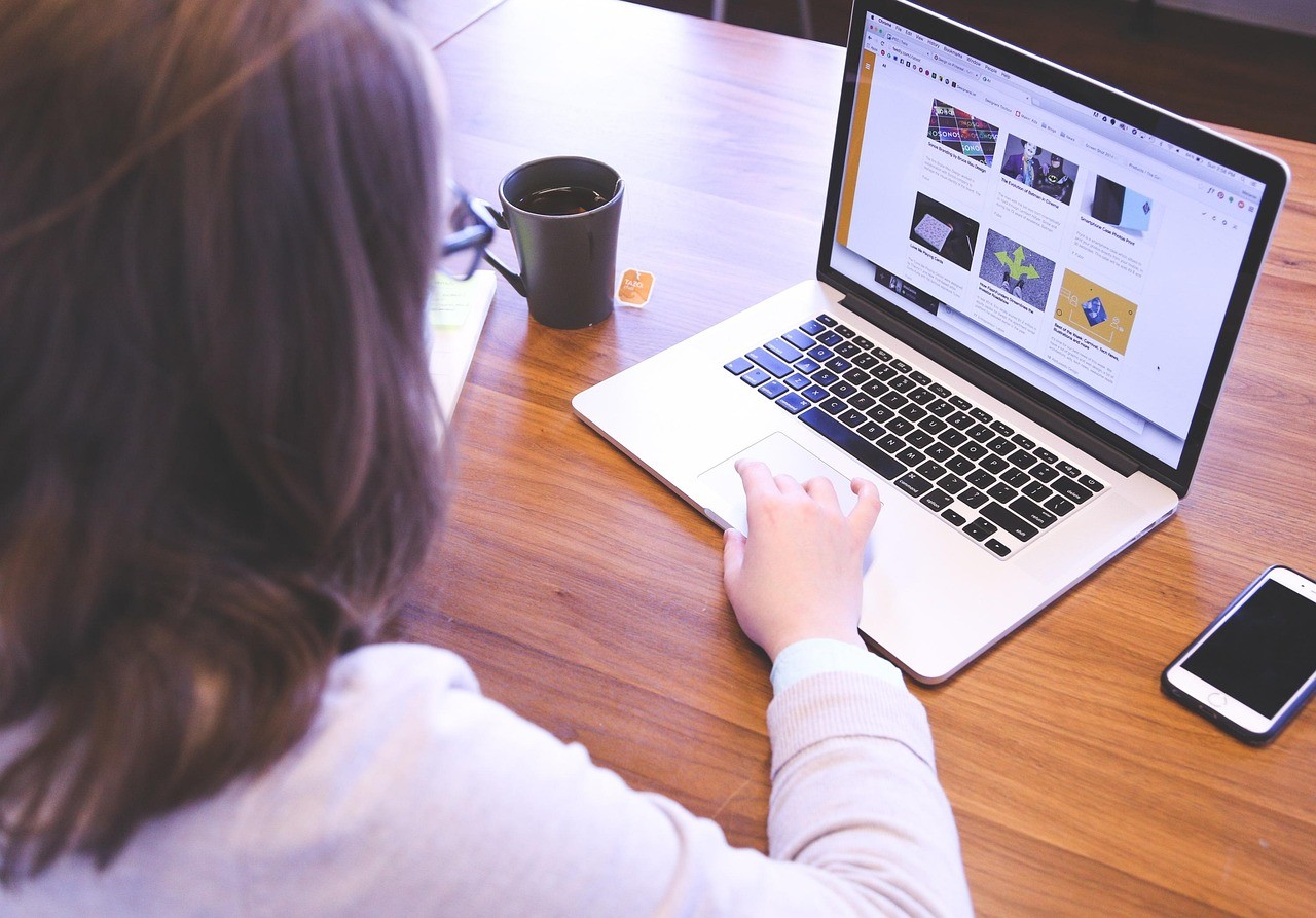 Personne vérifiant l'affichage de son site sur un ordinateur portable