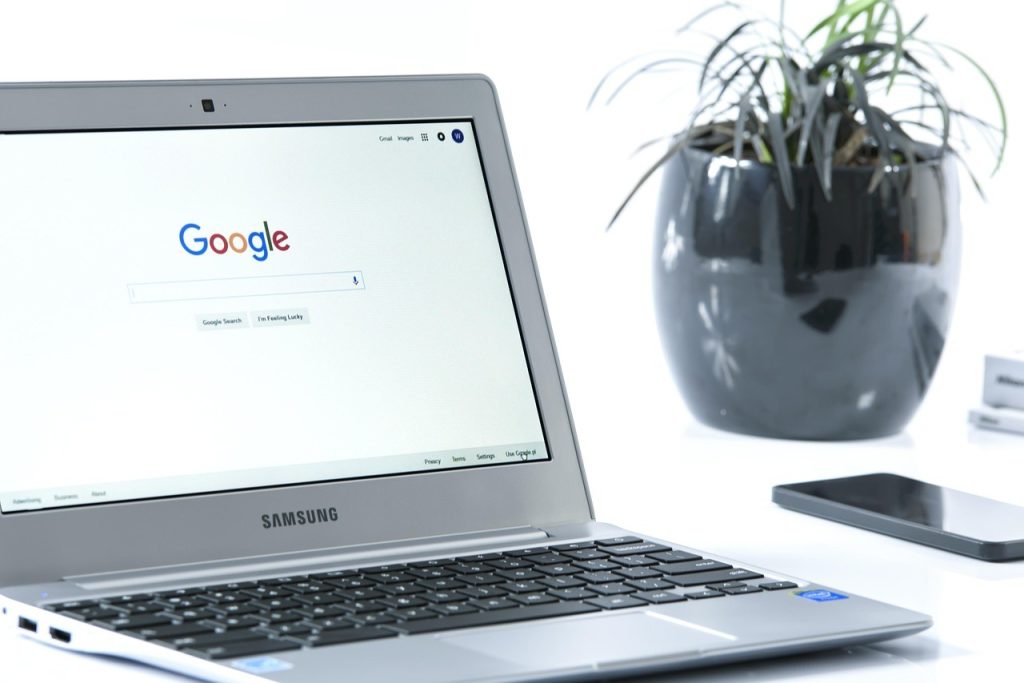 Ordinateur portable ouvert sur une page de recherche Google, posé sur un bureau