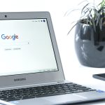 Ordinateur portable ouvert sur une page de recherche Google, posé sur un bureau