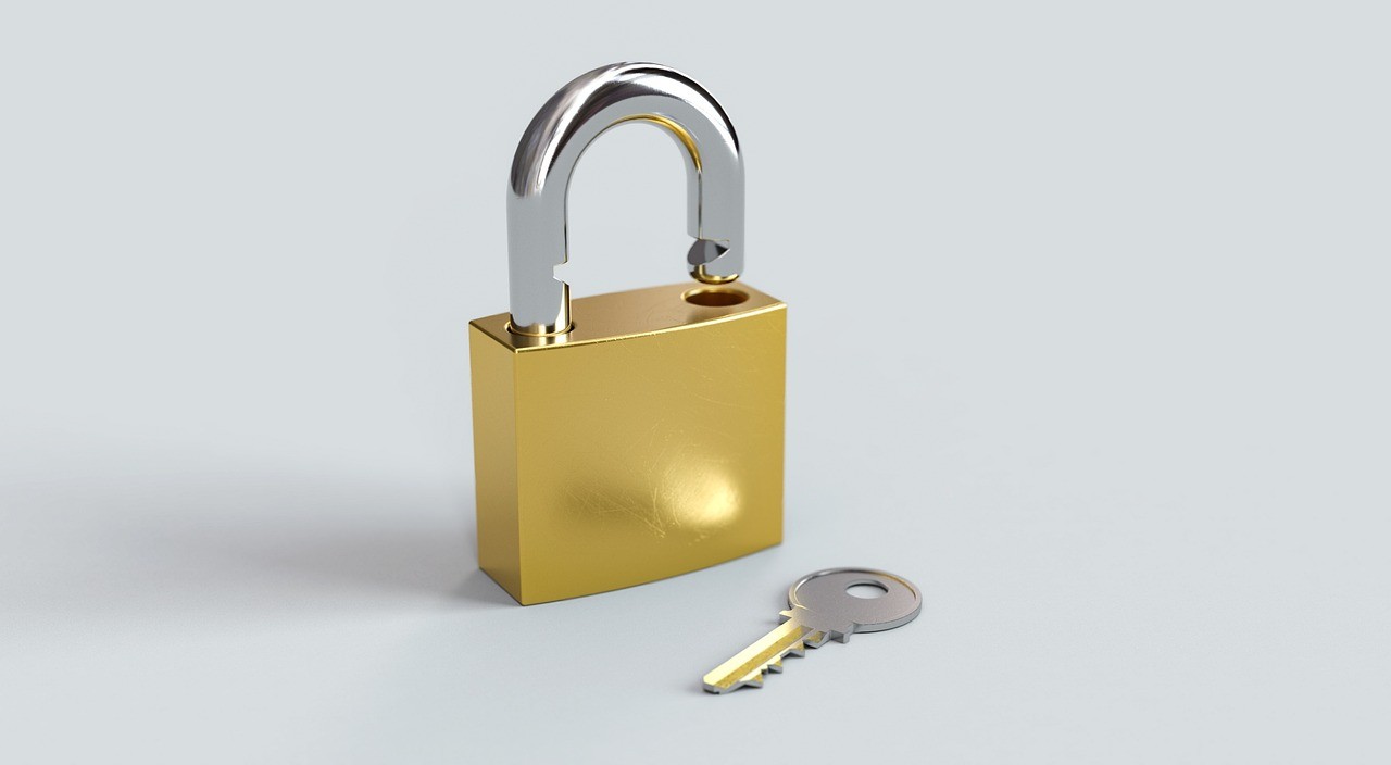 Cadenas doré ouvert avec sa clé, symbole des permissions d'accès