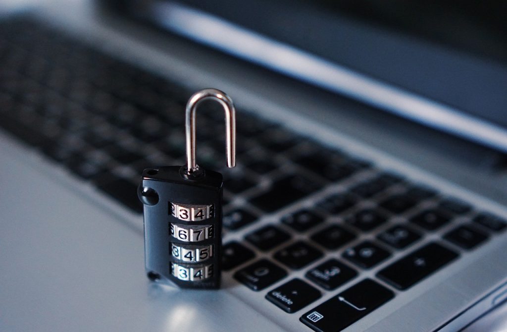 Petit cadenas posé sur le clavier d'un ordinateur portable, symbole de la sécurité HTTPS