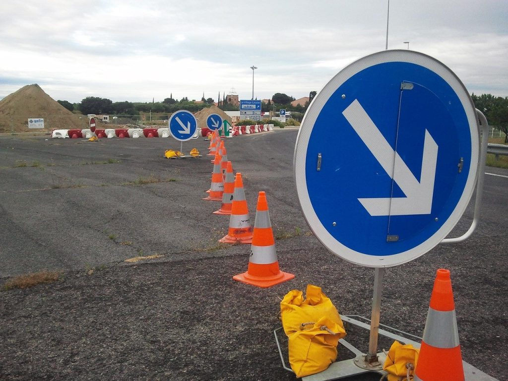 Panneau de signalisation indiquant un changement de direction sur un chantier routier