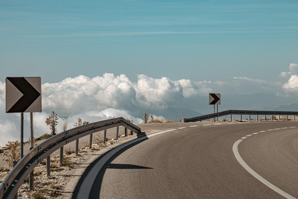 Panneau routier indiquant plusieurs directions, symbole du choix d'URL canonique