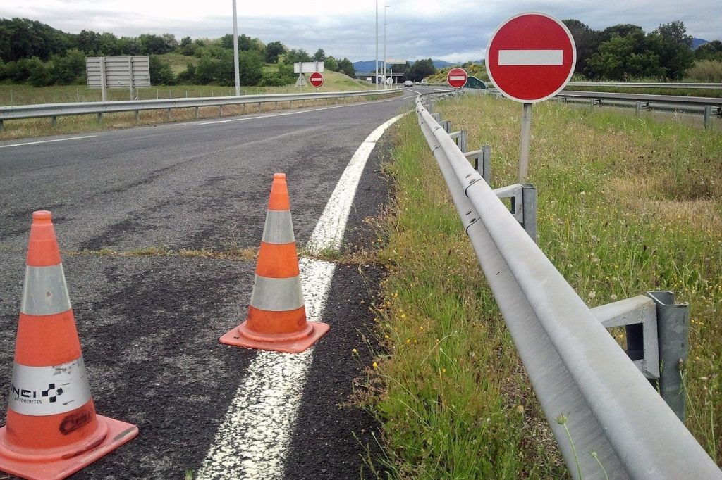 Panneau de sens interdit sur une route, symbole du refus d'accès