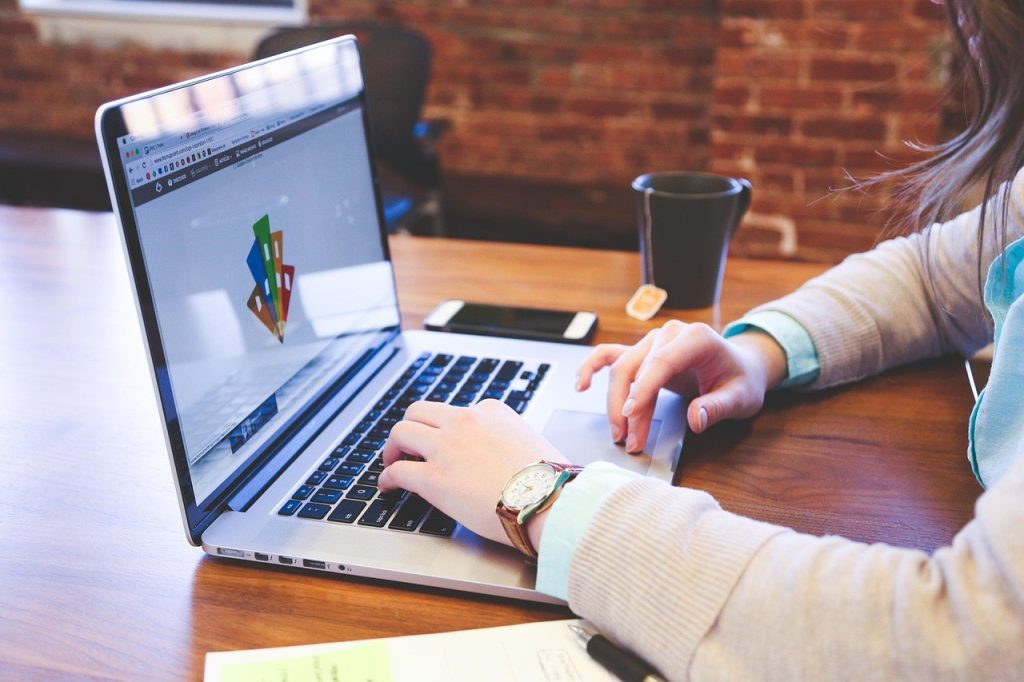 Dirigeant de petite entreprise qui vérifie l'exploration de son site sur un ordinateur portable