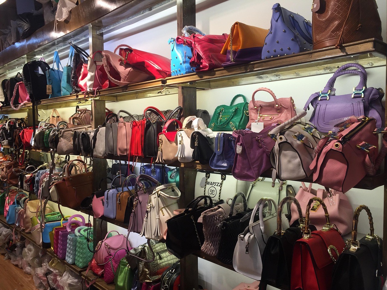 Rangées de sacs identiques présentés sur un étal de marché
