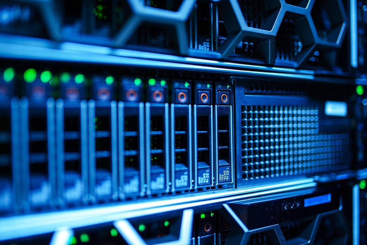 Baies de serveurs avec câblage réseau, symbole de l'infrastructure de crawl de Google