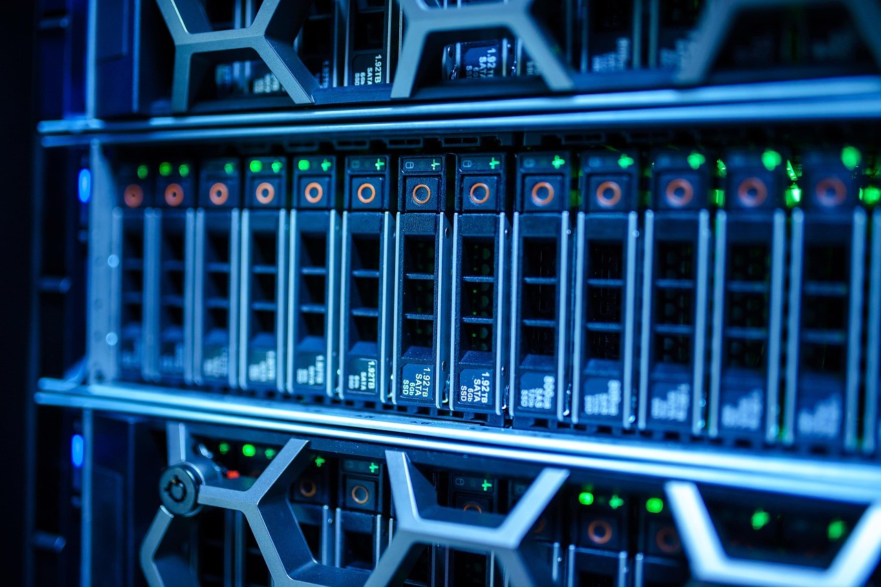 Baie de serveurs représentant l'infrastructure que Googlebot sollicite à chaque visite d'un site